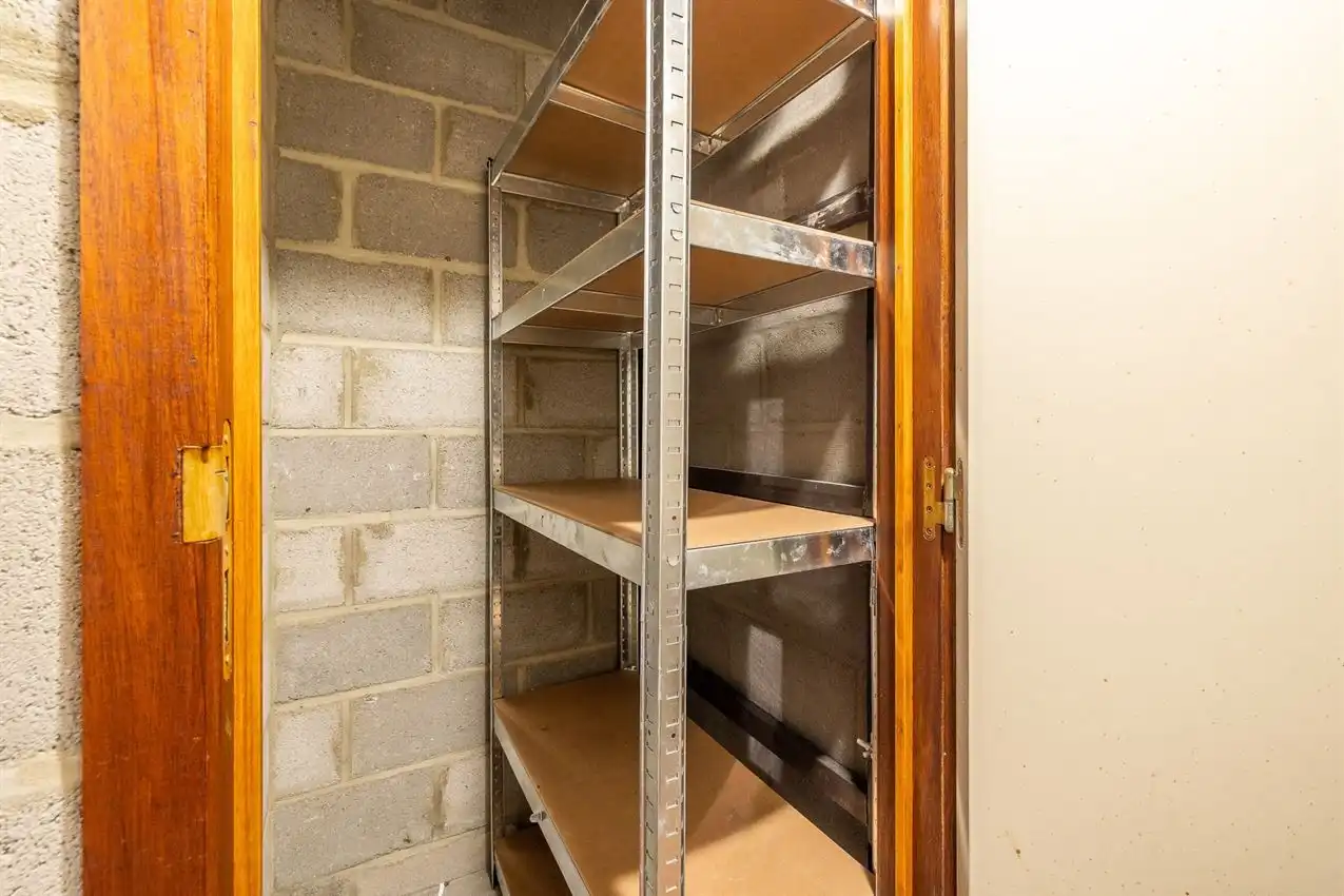 Vernieuwd app, twee slaapkamers, terras en garage foto 33