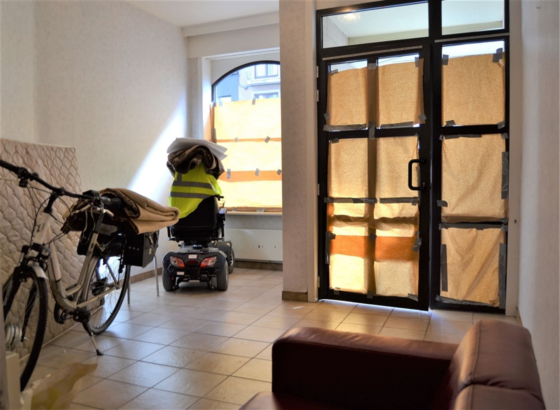 Goed onderhouden éénkamerappartement met grote fietsenstalling aan het station  van Kortrijk foto 7