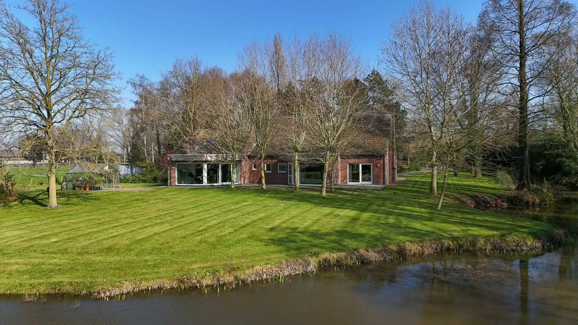 Landelijke villa op ruim 1 hectare grond te Maldegem foto {{pictureIndex}}