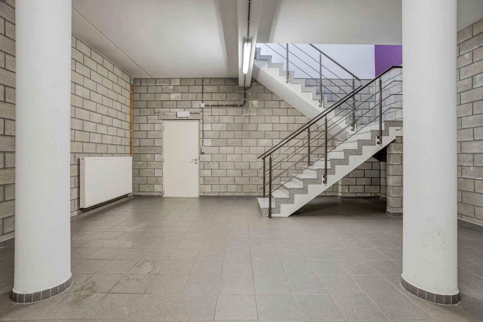 Ruime kantoor- of winkelruimte met opslagmogelijkheden foto 10