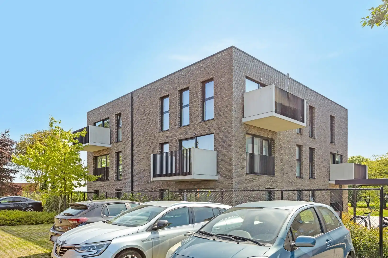 Modern appartement met ruim terras, rustige ligging in randstad Tongeren foto 19