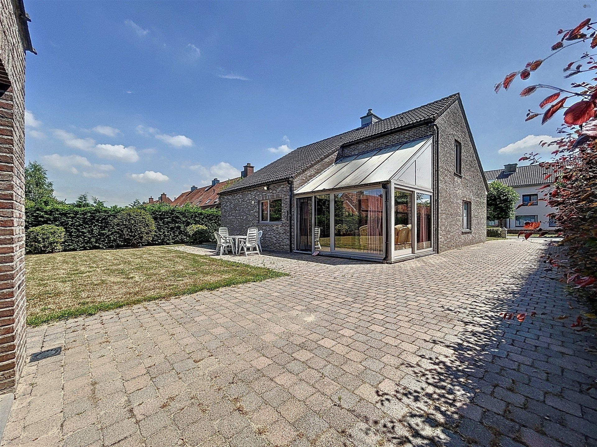 Rustig gelegen en instapklare open bebouwing (type bungalow)  met garage op perceel van 885m²  foto 6