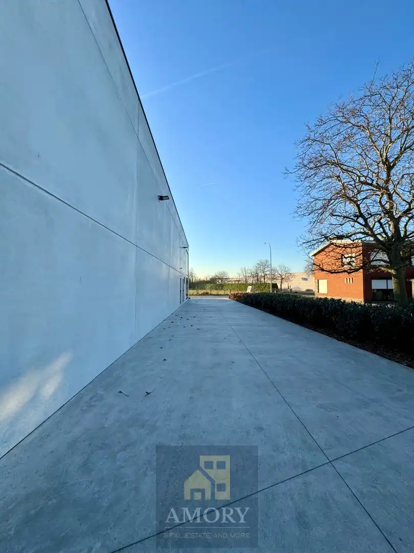 Recente KMO unit met grote etalageramen en 5 parkeerplaatsen! foto 5