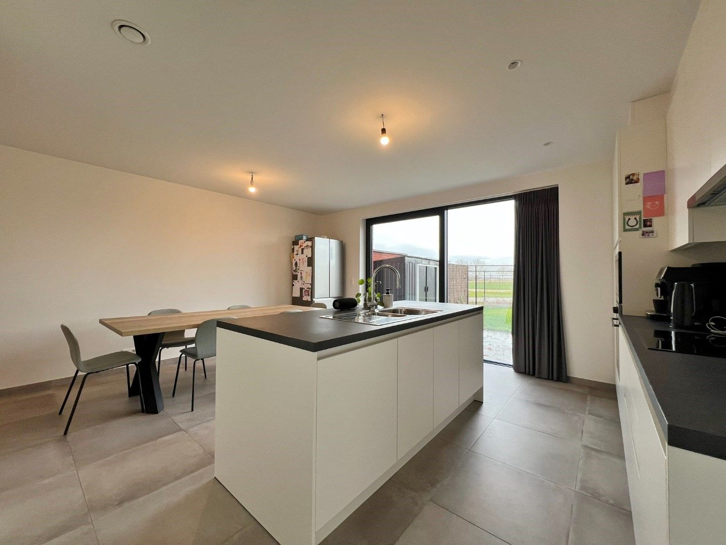 Nieuwbouwwoning met 3 slaapkamers, carport en afgesloten tuin met terras.  foto 6