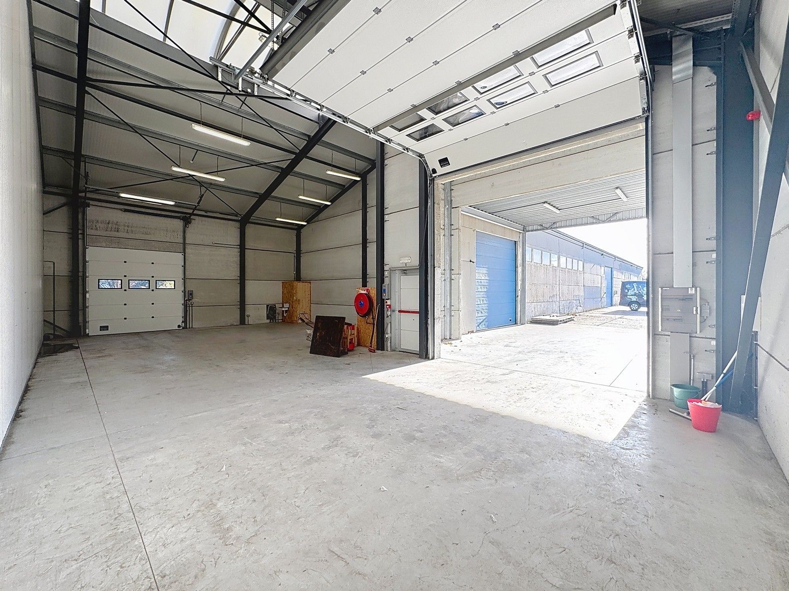 Instapklaar BEDRIJFSPAND, bestaande uit MAGAZIJNEN met geïntegreerde KANTOREN en ruim APPARTEMENT met terras op verdieping! Op industriezone "Waggelwater"! foto 18