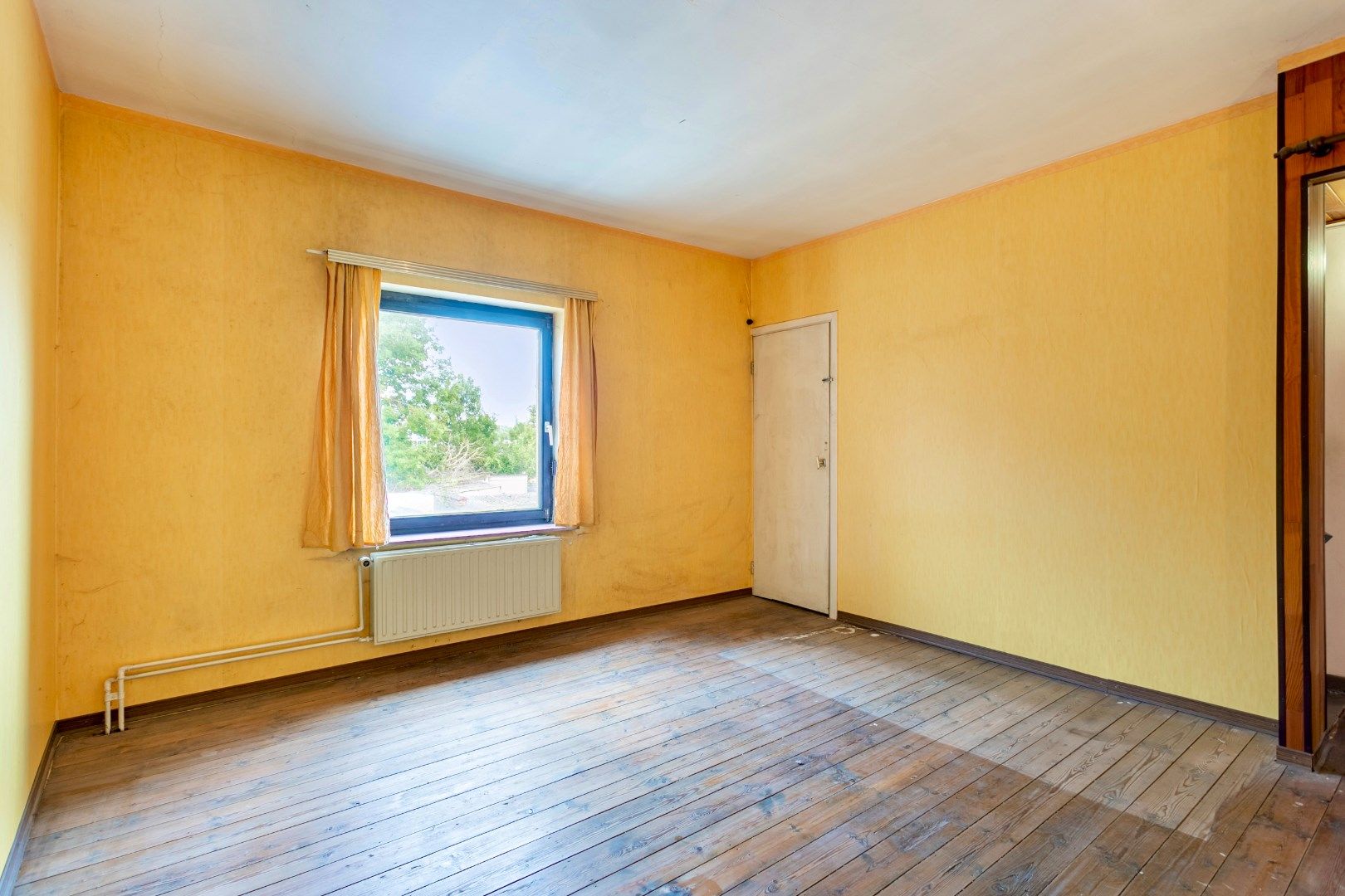 Te renoveren woning met veel potentieel foto 15