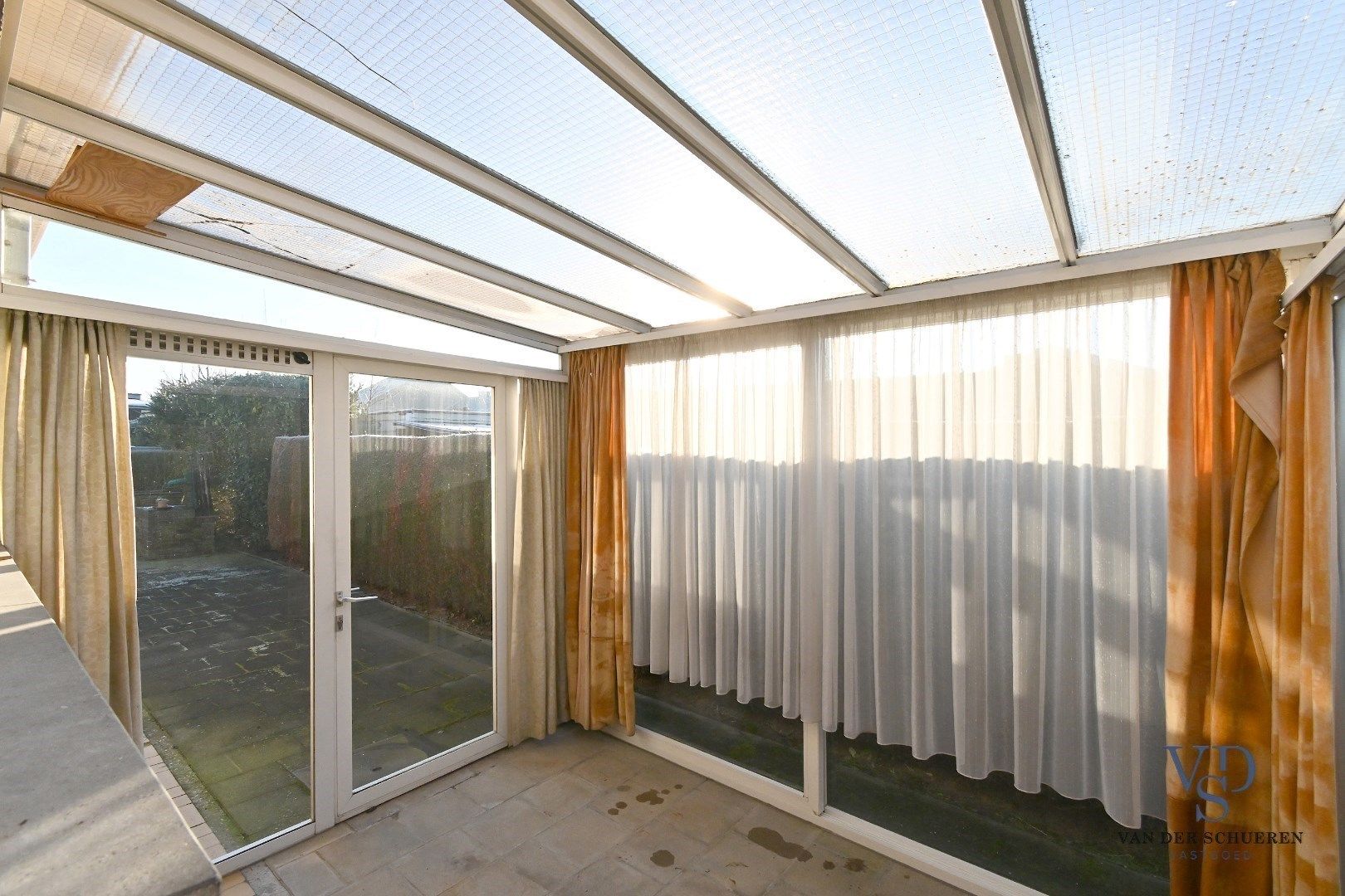Degelijke bungalowwoning gelegen in een rustige verkaveling foto 12