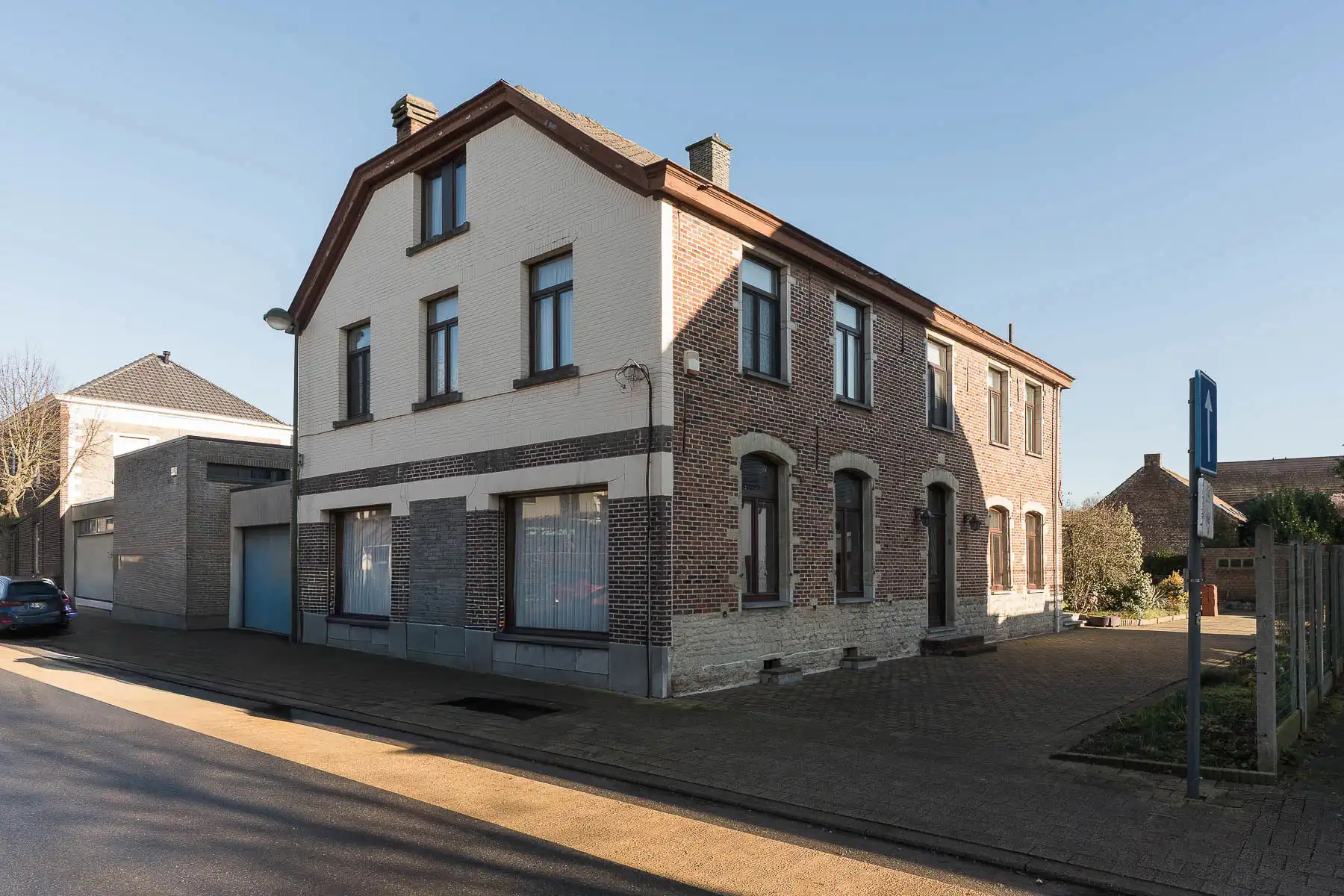 Hoofdfoto van de publicatie: Prachtige authentieke en ruime villa met enorm potentieel