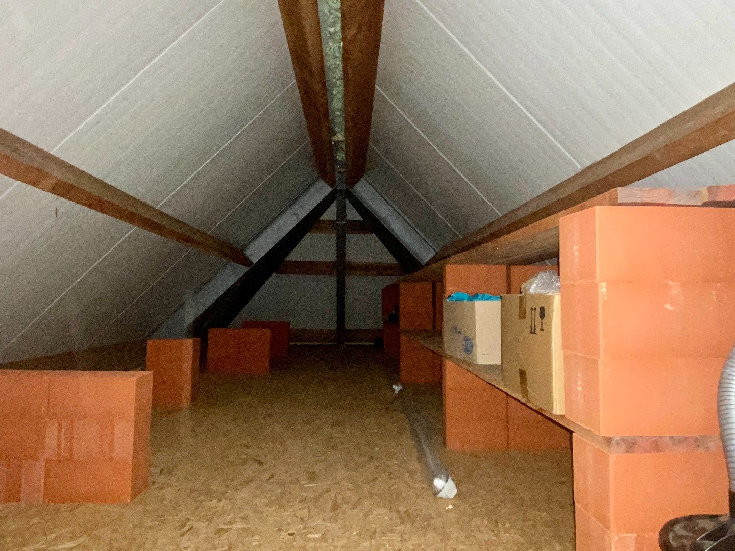 Stockage / opslagplaats van +-136 m² met bijhorende koer. foto 8