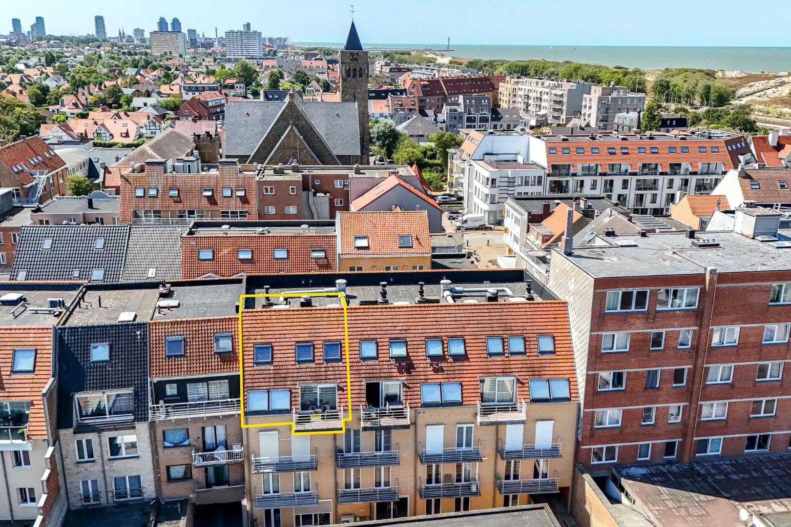 Instapklaar duplexappartement met open zicht en terras in Bredene foto {{pictureIndex}}