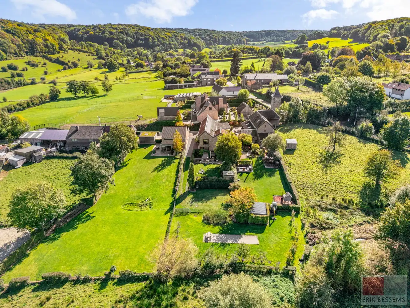 Indrukwekkend en uiterst charmant vakwerk landhuis, Veurs 31 te Sint-Martens-Voeren hartje Voerstreek. foto 3