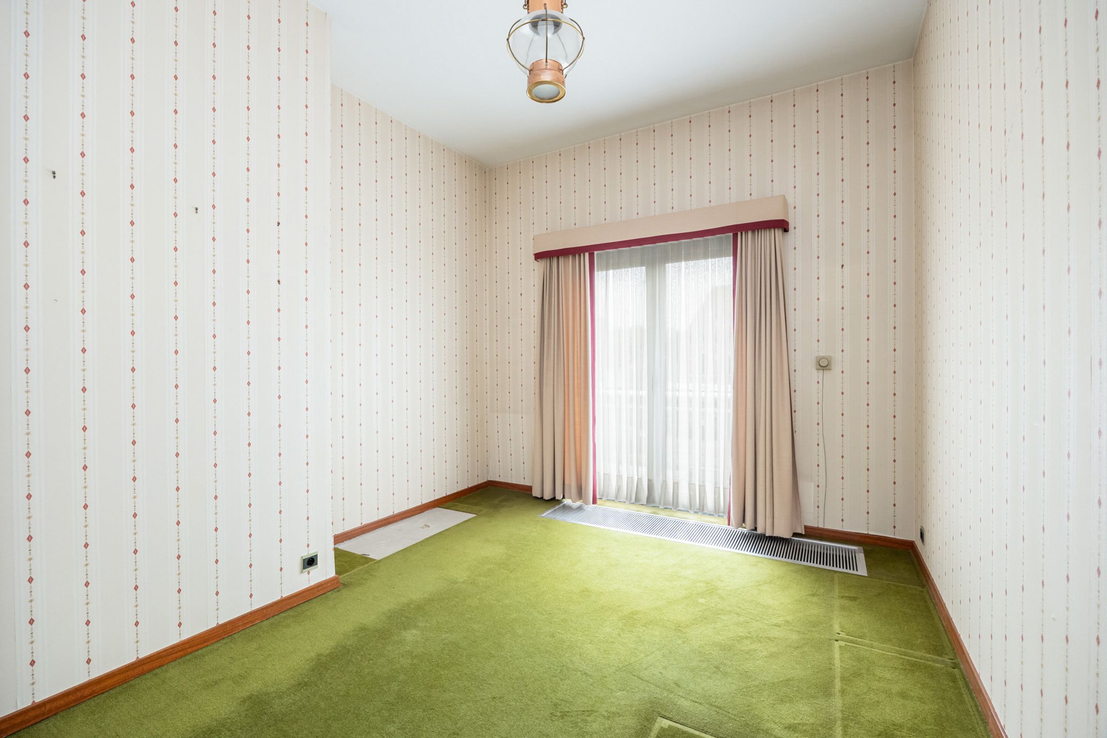 Uitzonderlijk groot gebouw met appartement en handelsruimte foto 11