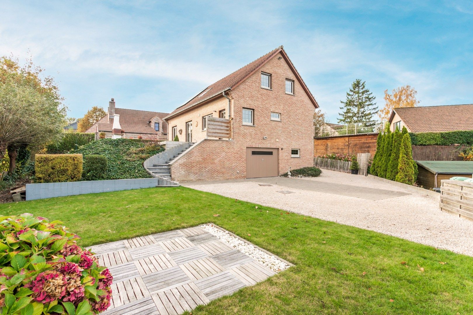 Charmante instapklare woning met 3 SLPKS, tuin & garage foto 16