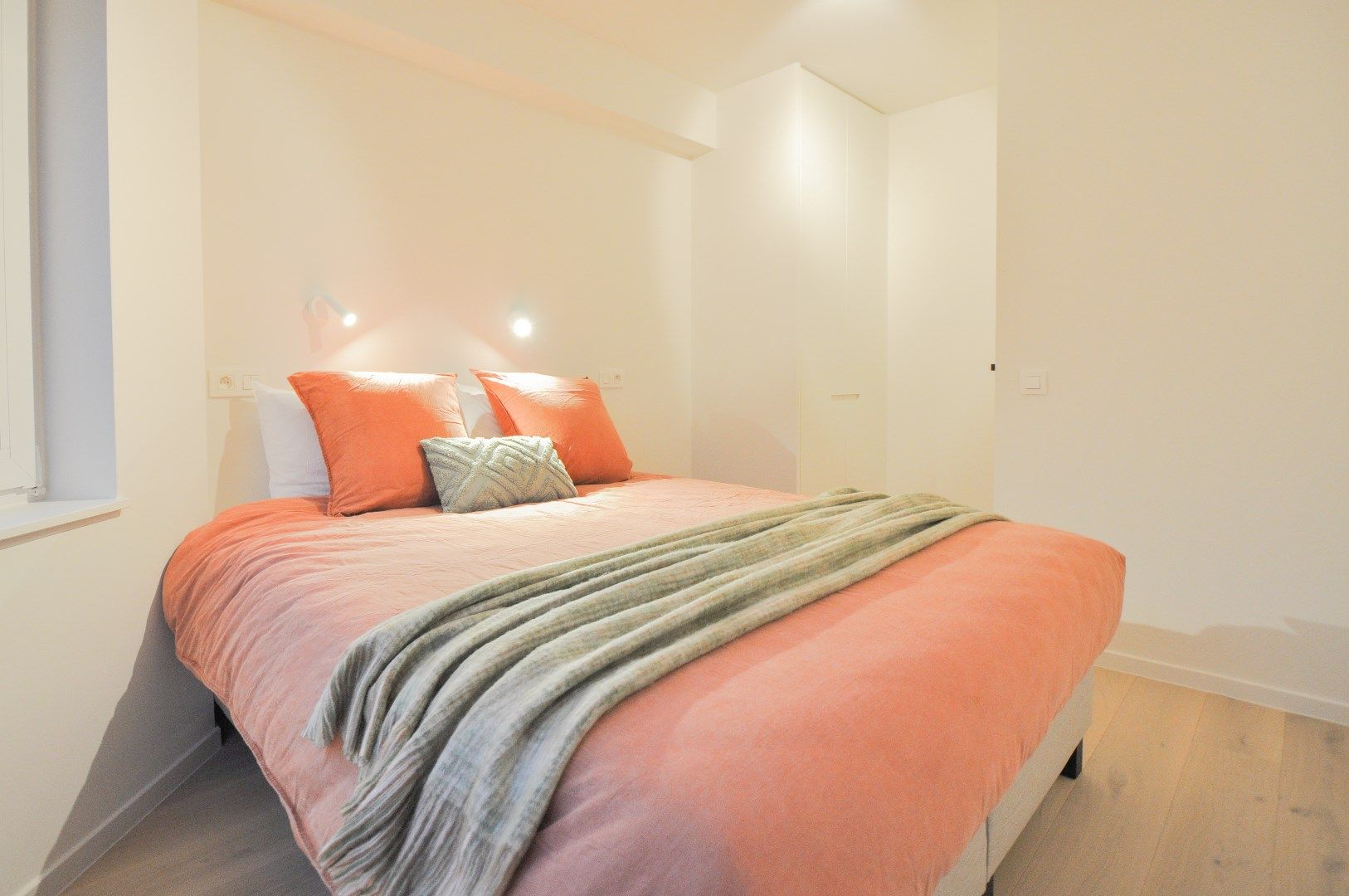 Volledig gerenoveerd hoek-appartement gelegen op enkele stappen van de zee. foto 8