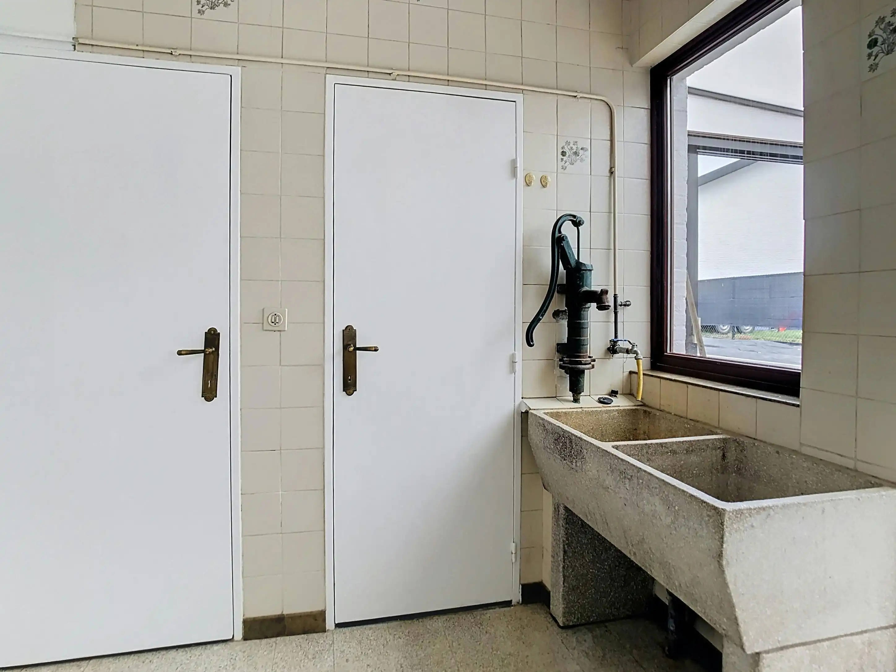 Ruime halfopen bebouwing met tuin en garage te koop in bazel foto 11