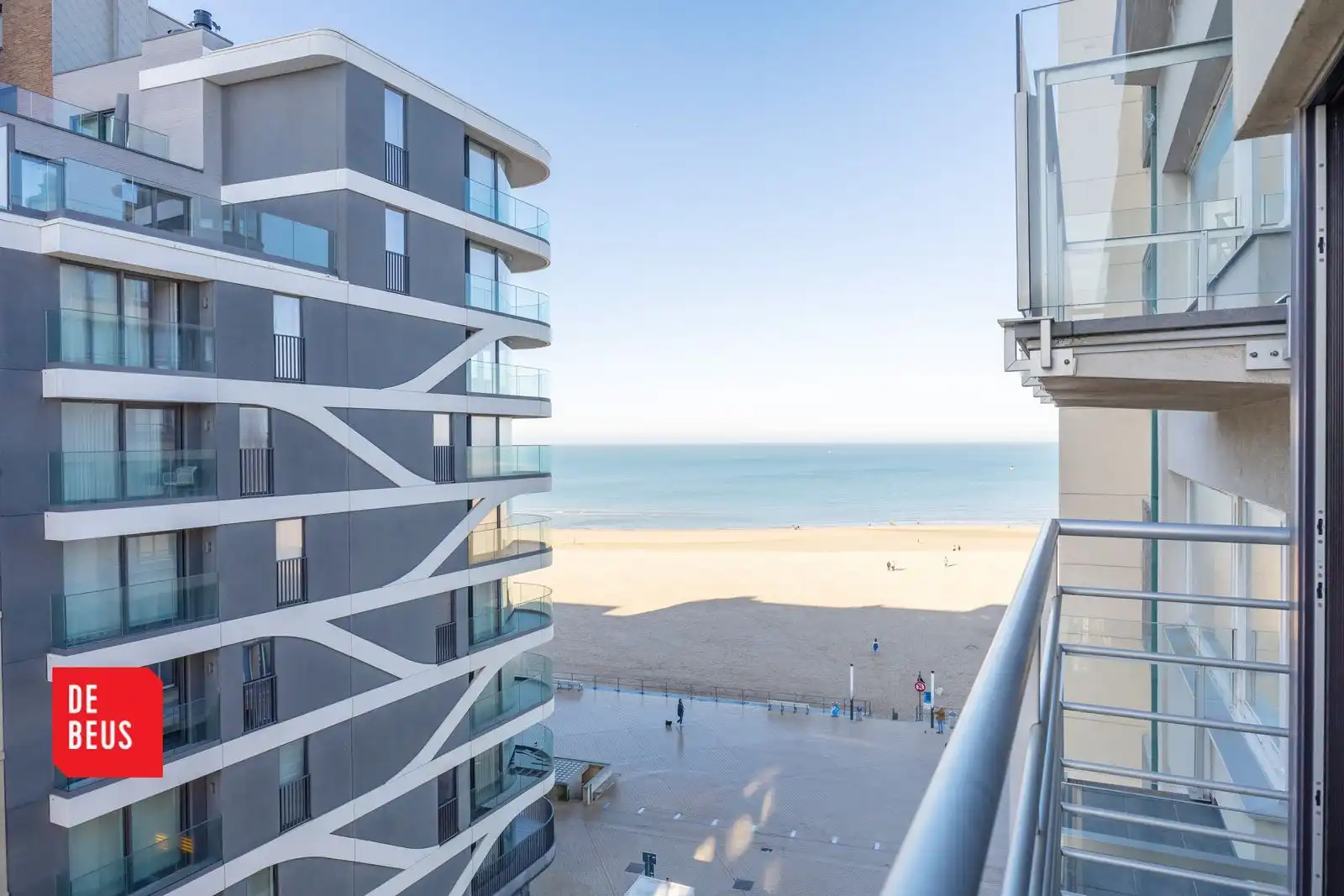 Ruim appartement met 2 slpk en lateraal zeezicht in hartje Oostende foto {{pictureIndex}}