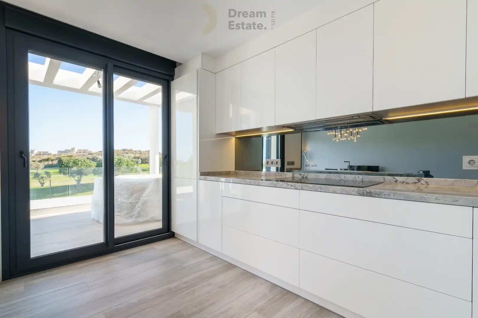 Nieuwbouwwoningen (nog slechts 2) tegenover de golf met zicht naar zee te Mijas. foto 11