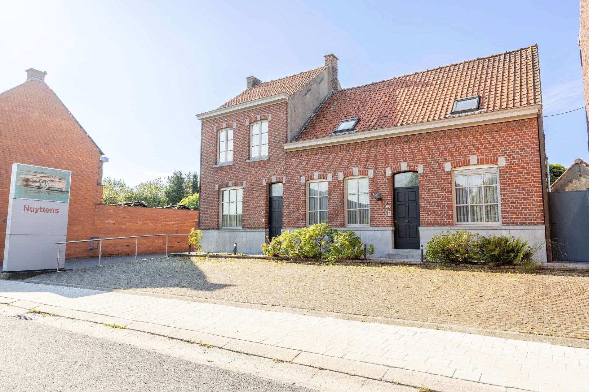 Hoofdfoto van de publicatie: RUIME WONING MET MOGELIJKHEDEN 