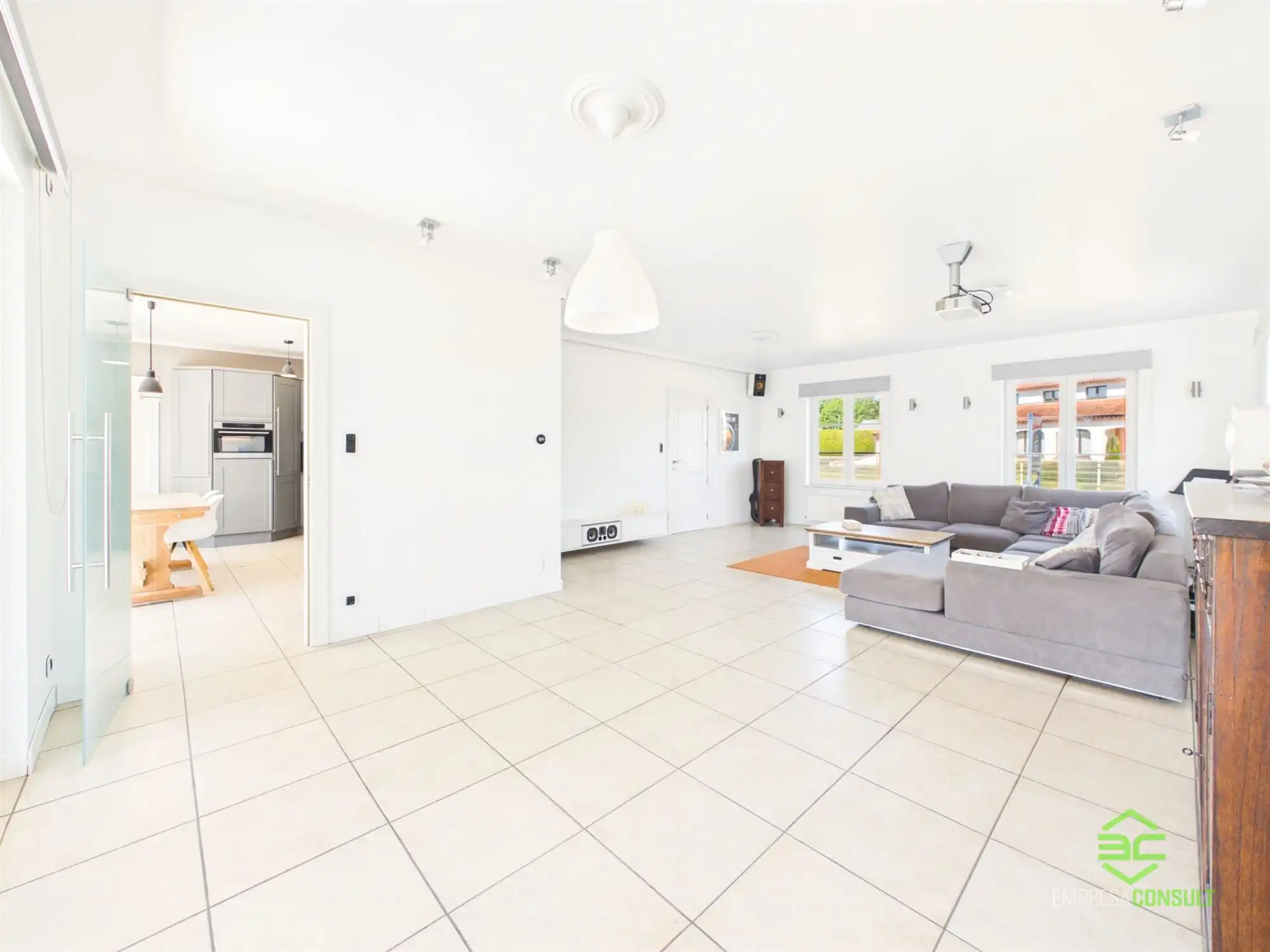 Ruime woning met 4/5 slpk en dubbele garage op 12a 50ca! foto 8