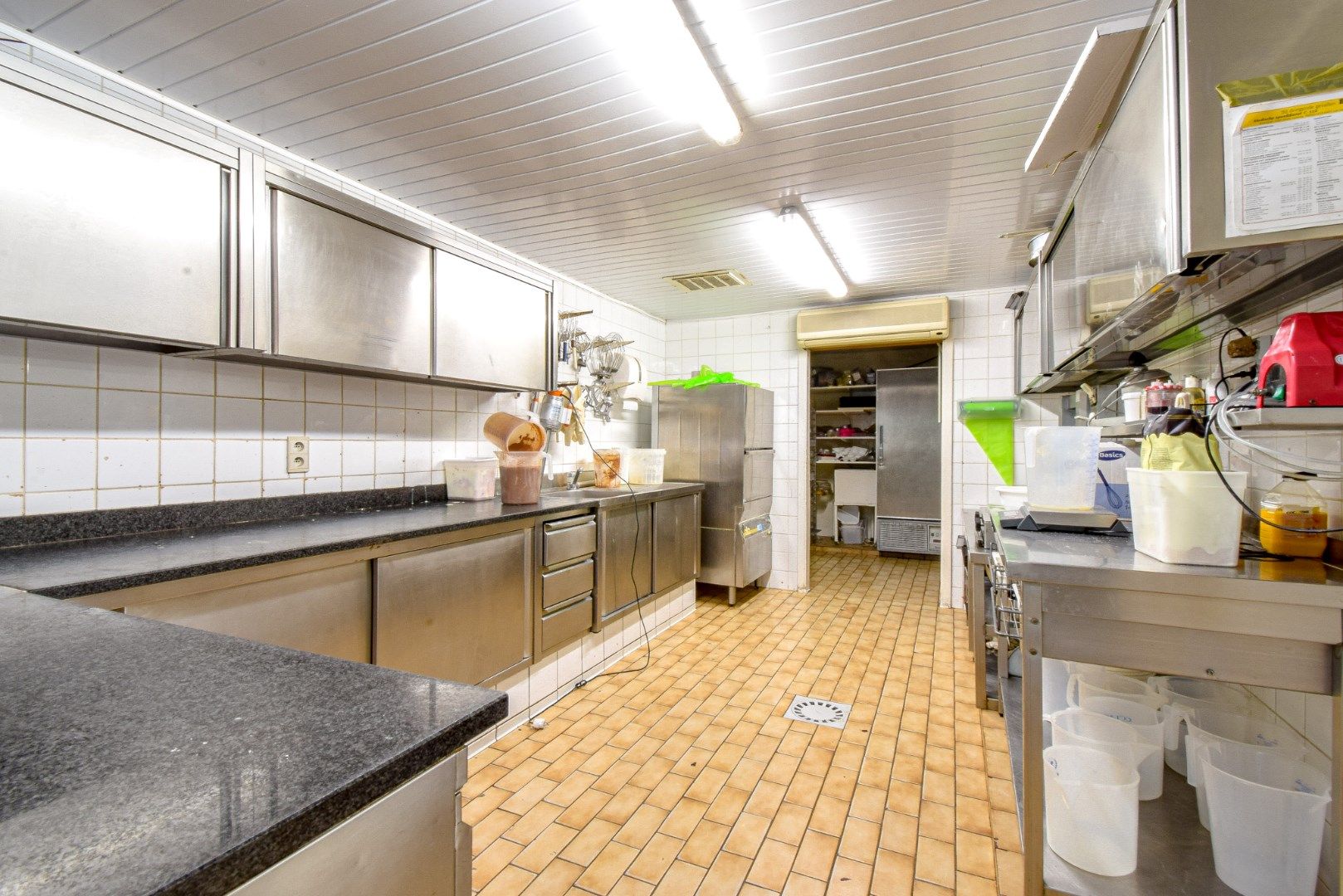 Instapklare woning met ruim handelspand op landelijke ligging te Koekelare foto 18