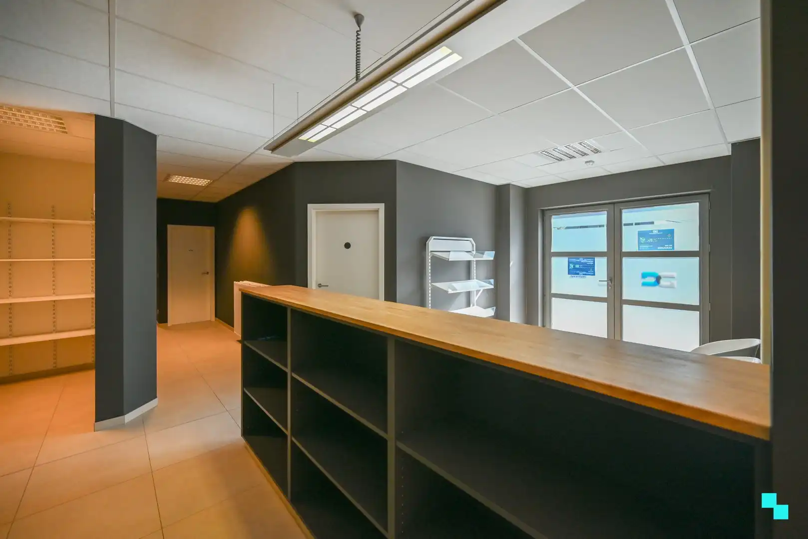 Uiterst commercieel en vlot bereikbaar handelspand (340 m²) te Izegem foto 7