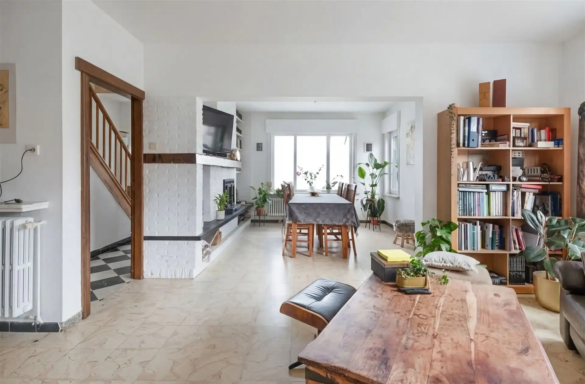 Ruime geziswoning met dubbele garage foto 2