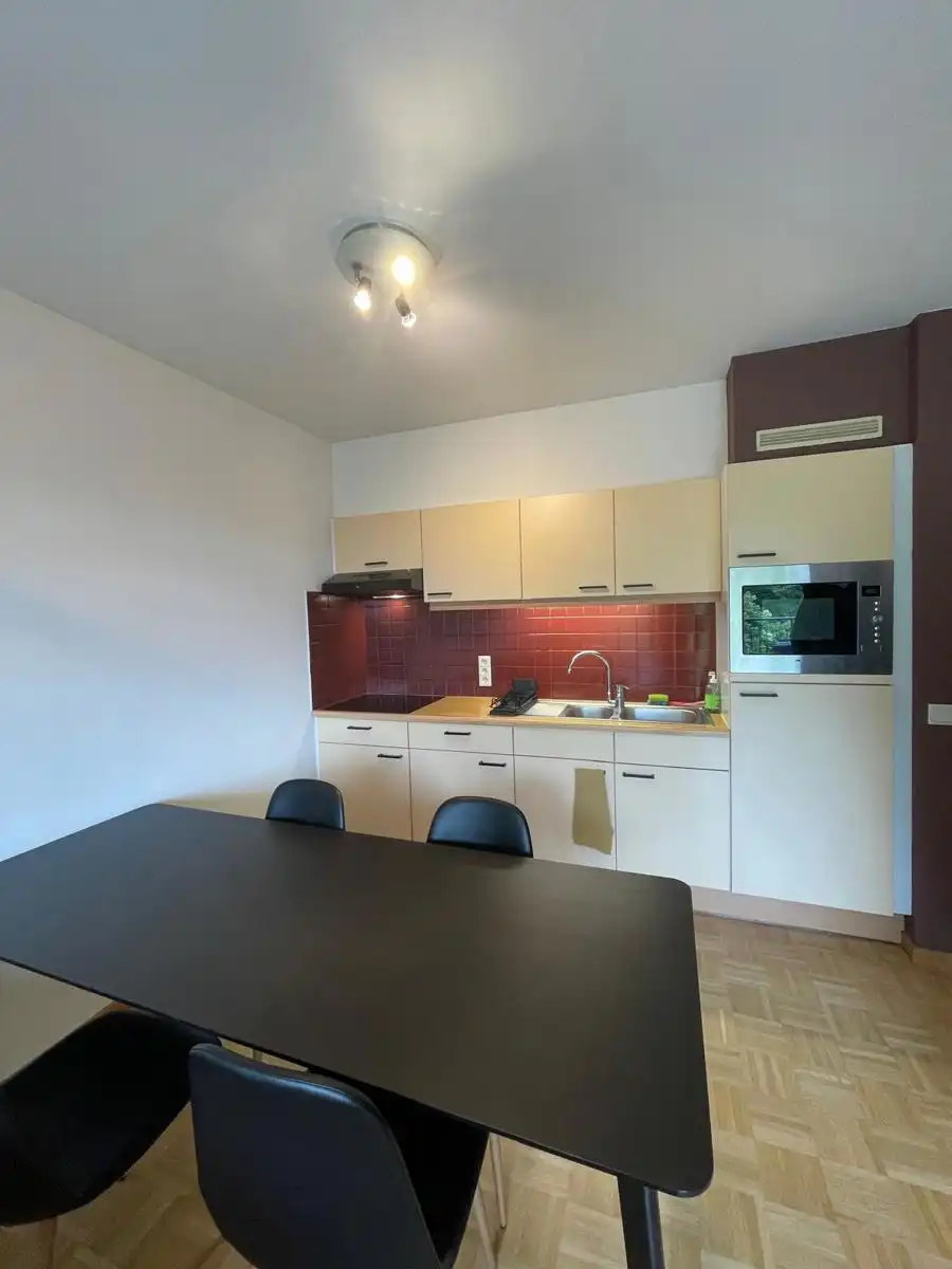 Ruime studio Leuven met groen verzicht foto 5