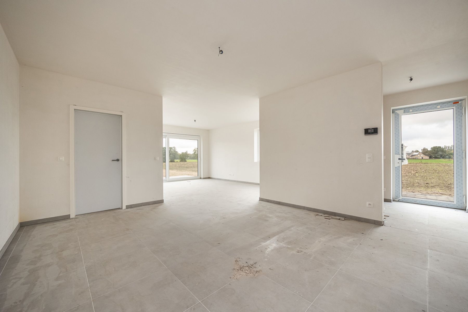 Halfopen woning met 3 slaapkamers en fietsenberging/carport op perceel van ca 540m² foto 8
