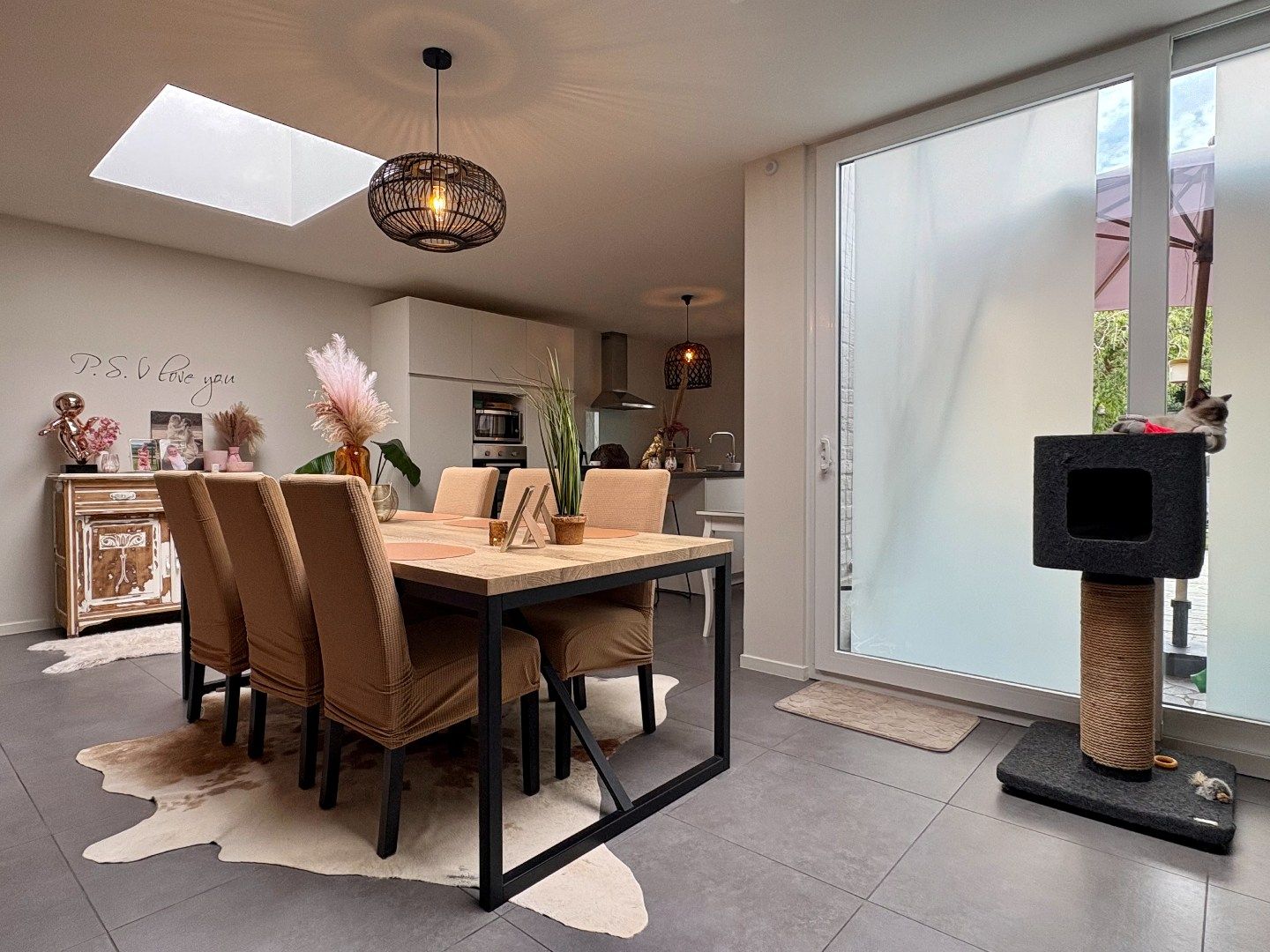 Ruime woning met EPC B, 3 slaapkamers, een zuidgerichte tuin en een ruime zolder met veel mogelijkheden te koop in Wevelgem foto {{pictureIndex}}
