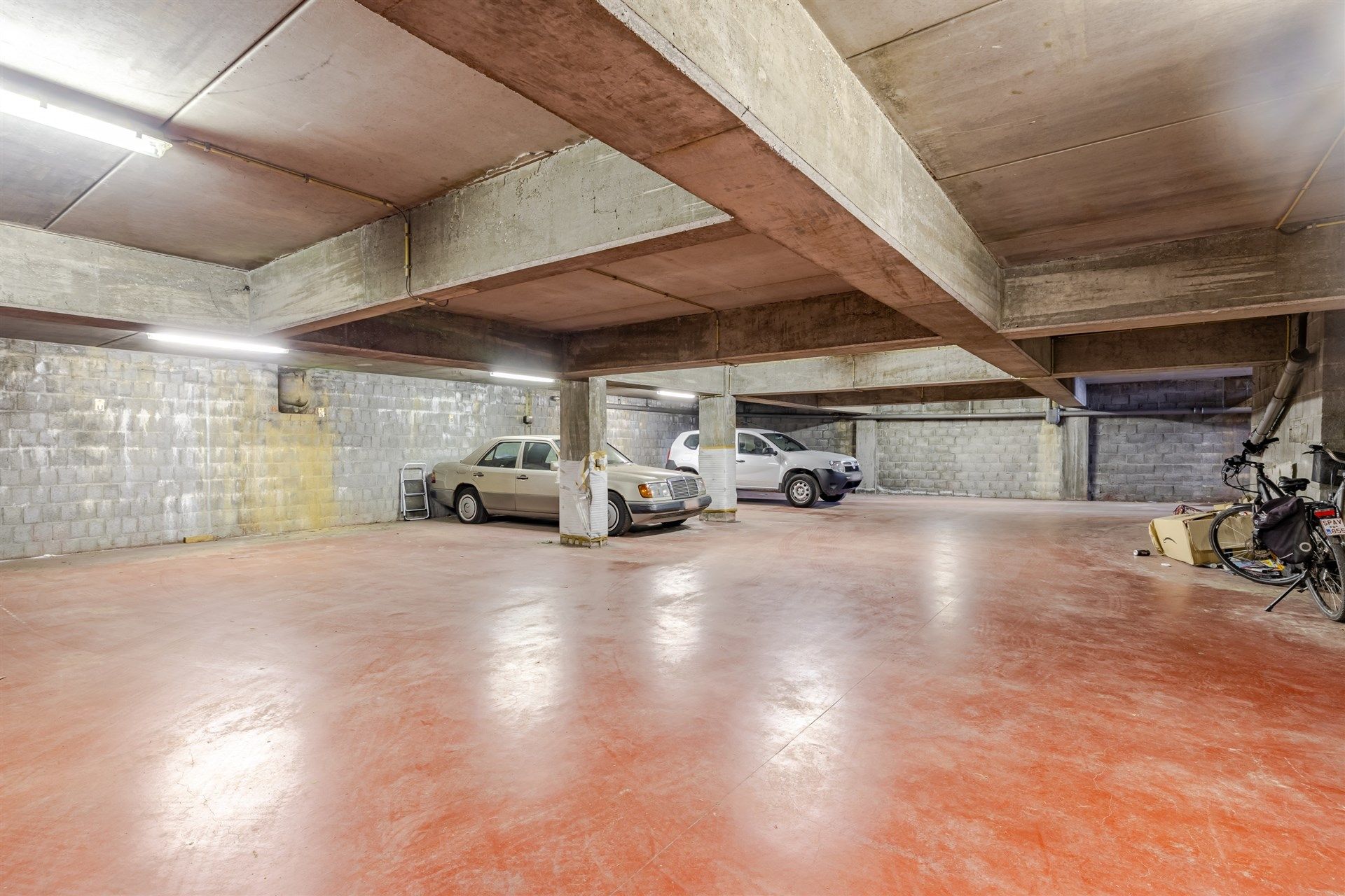 Opbrengsteigendom bestaande uit 6 ruime appartementen + 7 ondergrondse autostaanplaatsen foto 2