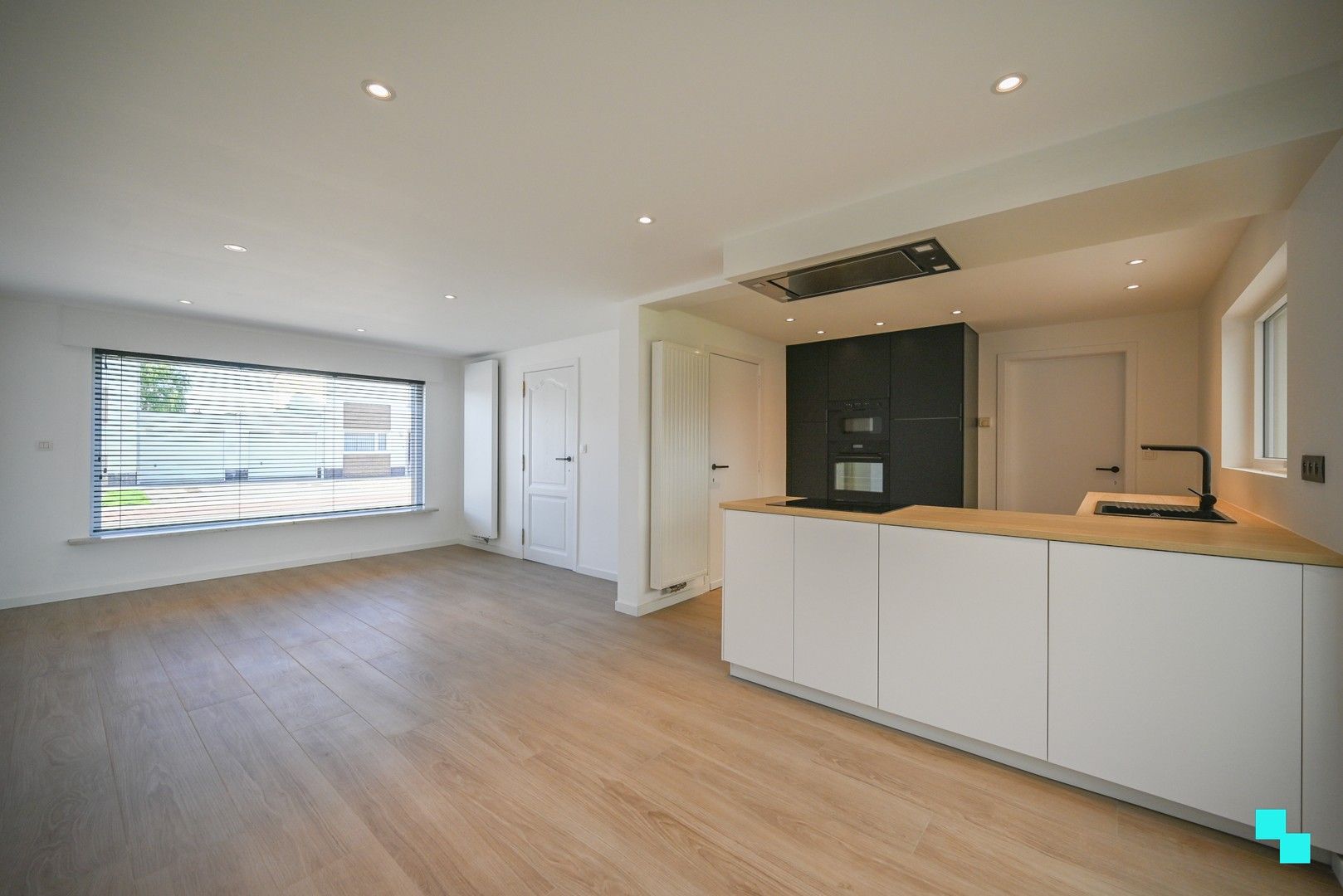 Instapklare eengezinswoning in een rustige buurt in Oostrozebeke! foto 5