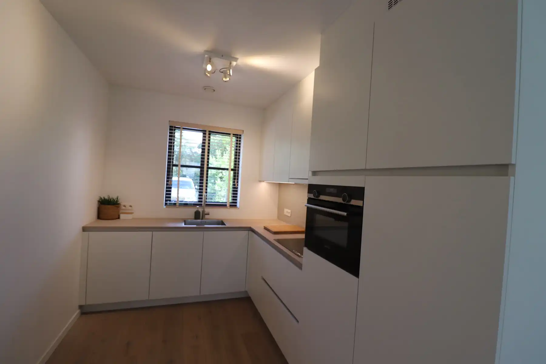 Charmante BEN-woning met 3 slaapkamers, zolder, terras met tuin en ondergrondse parking. foto 3