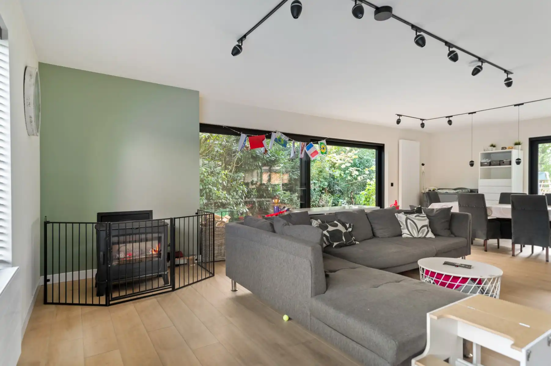Veelzijdige villa met garage/magazijn van ca. 101 m foto 10