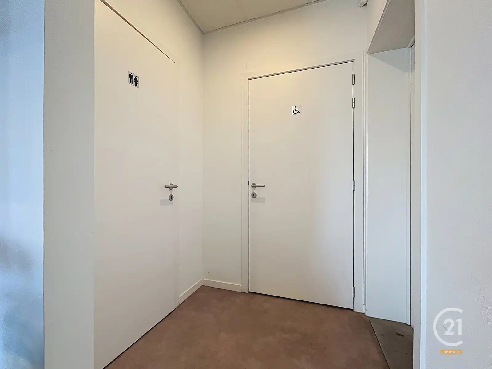 Commercieel gelegen handelsgelijkvloers met 3 privé-parkings foto 15