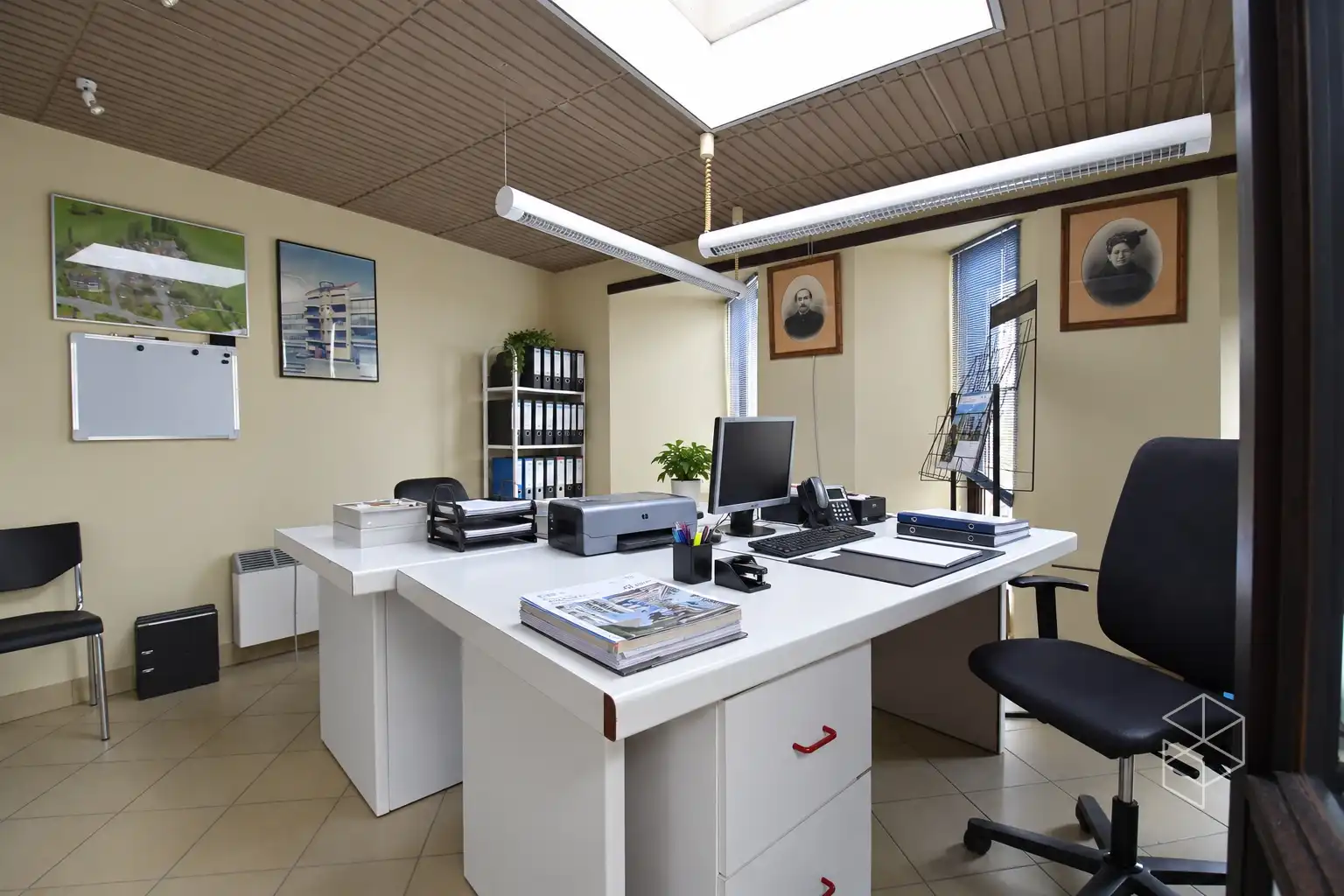 Grote loods met burelen, 3 garages, ruime buitenruimte en woning te koop in Hertsberge foto 8