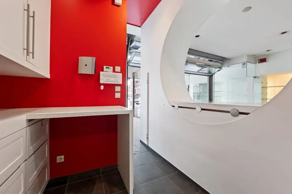 ICONISCH HANDELSPAND MET LUXUEUZE WOONST OP DE GROTE MARKT VAN SINT-TRUIDEN foto 48