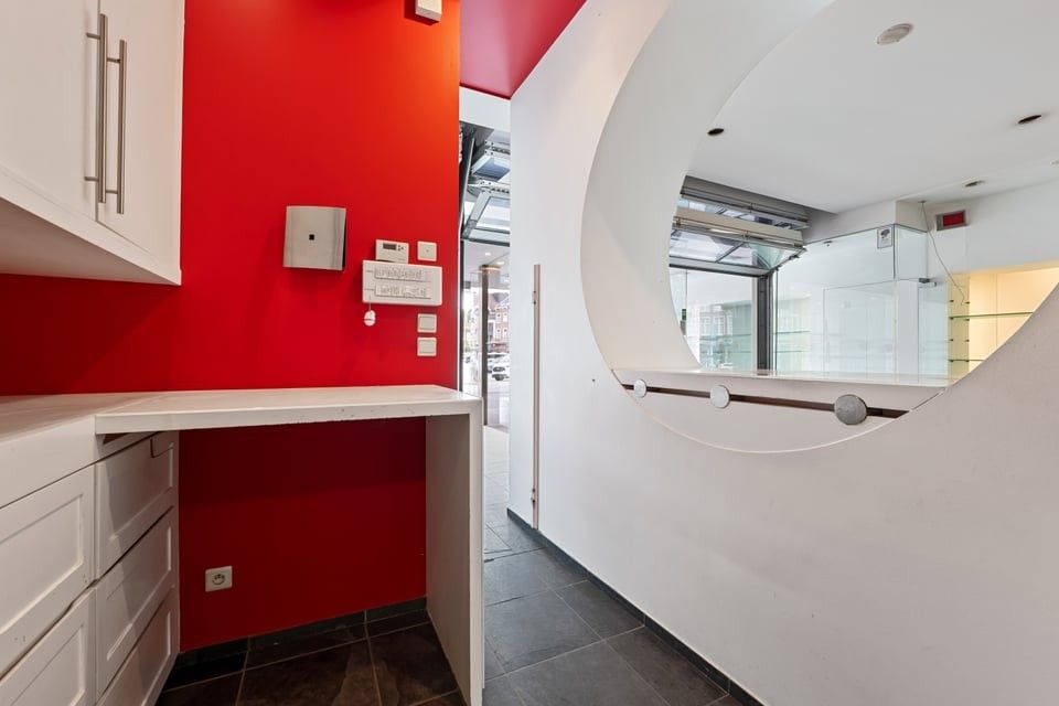 ICONISCH HANDELSPAND MET LUXUEUZE WOONST OP DE GROTE MARKT VAN SINT-TRUIDEN foto 48