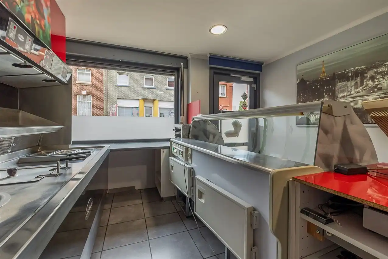 Handelswoonst met volledig uitgeruste frituur en appartement foto 9