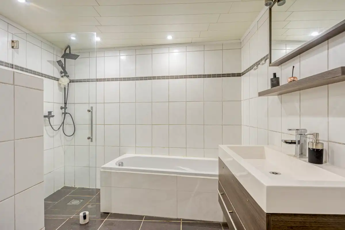 Gerenoveerde woning op een perceel van 94are foto 7