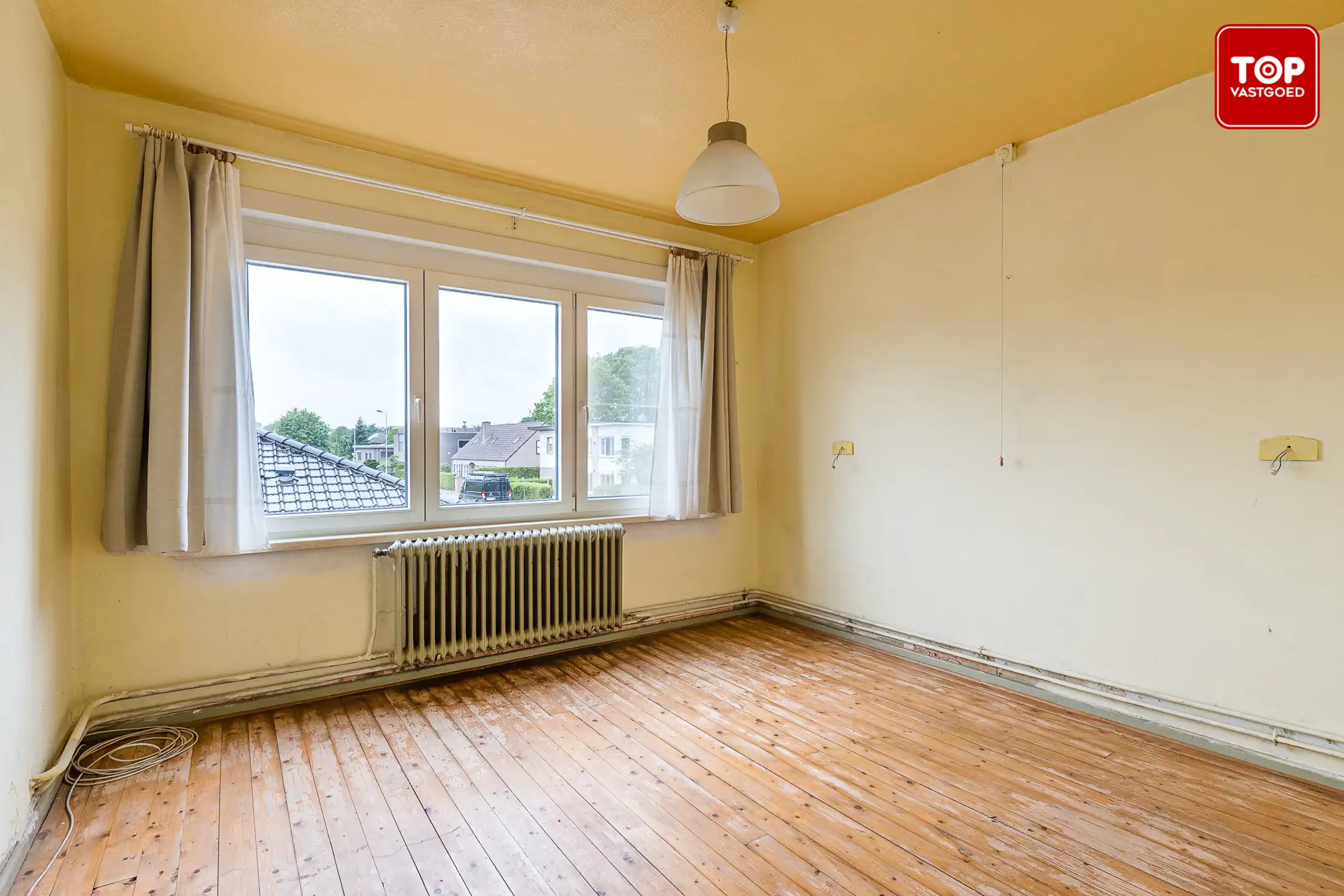 Op te frissen half open bebouwing met 3 slaapkamers, tuin en garage.  foto 20