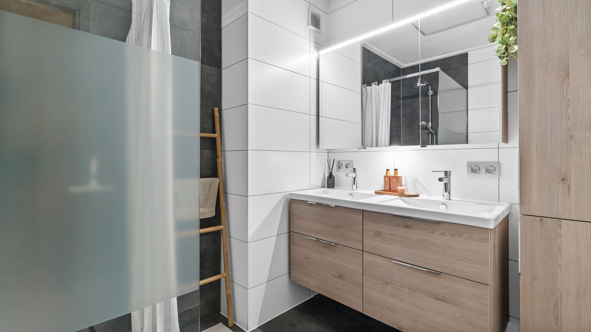 Bemeubeld en instapklaar appartement vlakbij Genk centrum foto 13