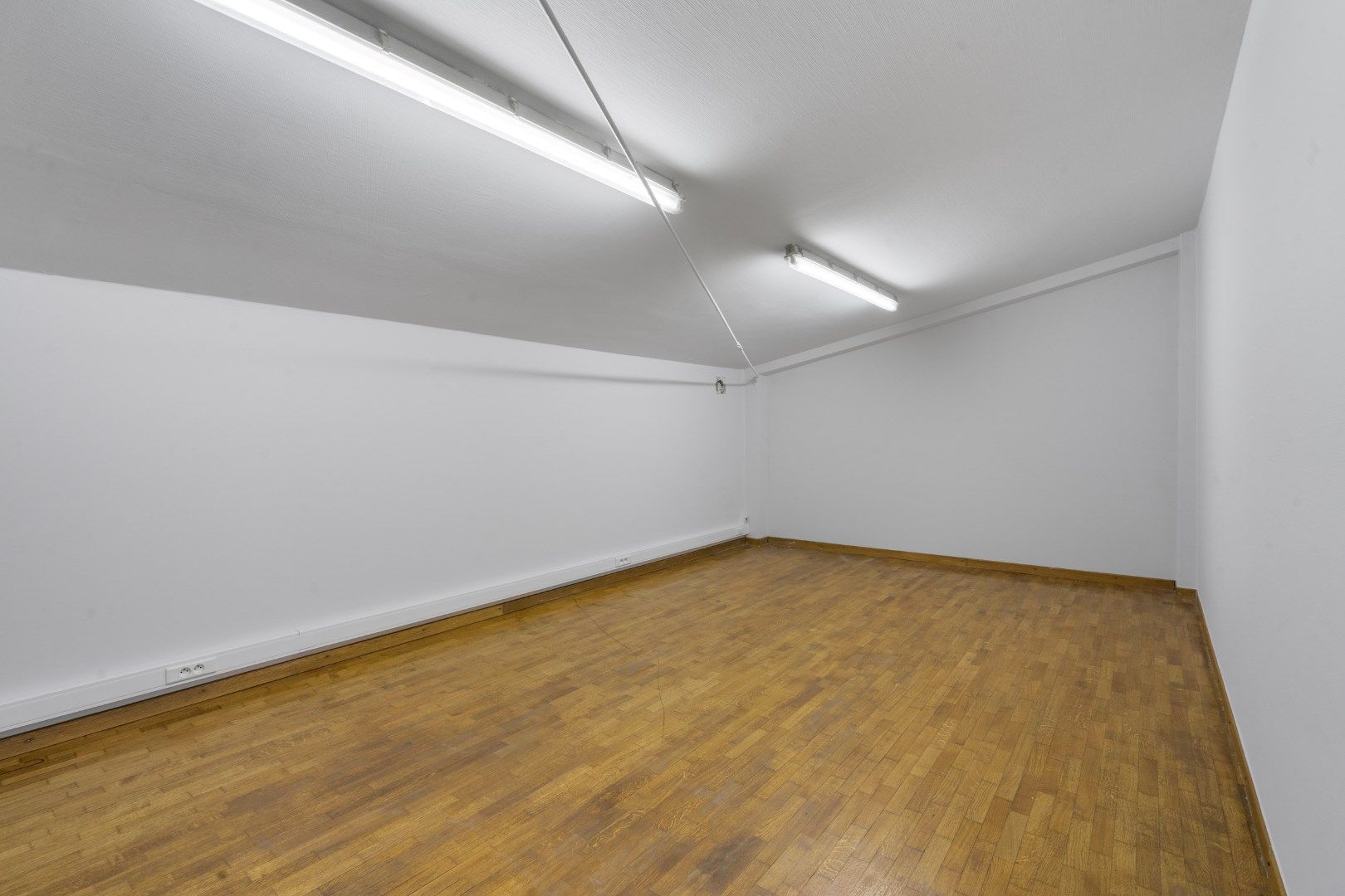 Magazijn met kantoren en conciërgewoning foto 19