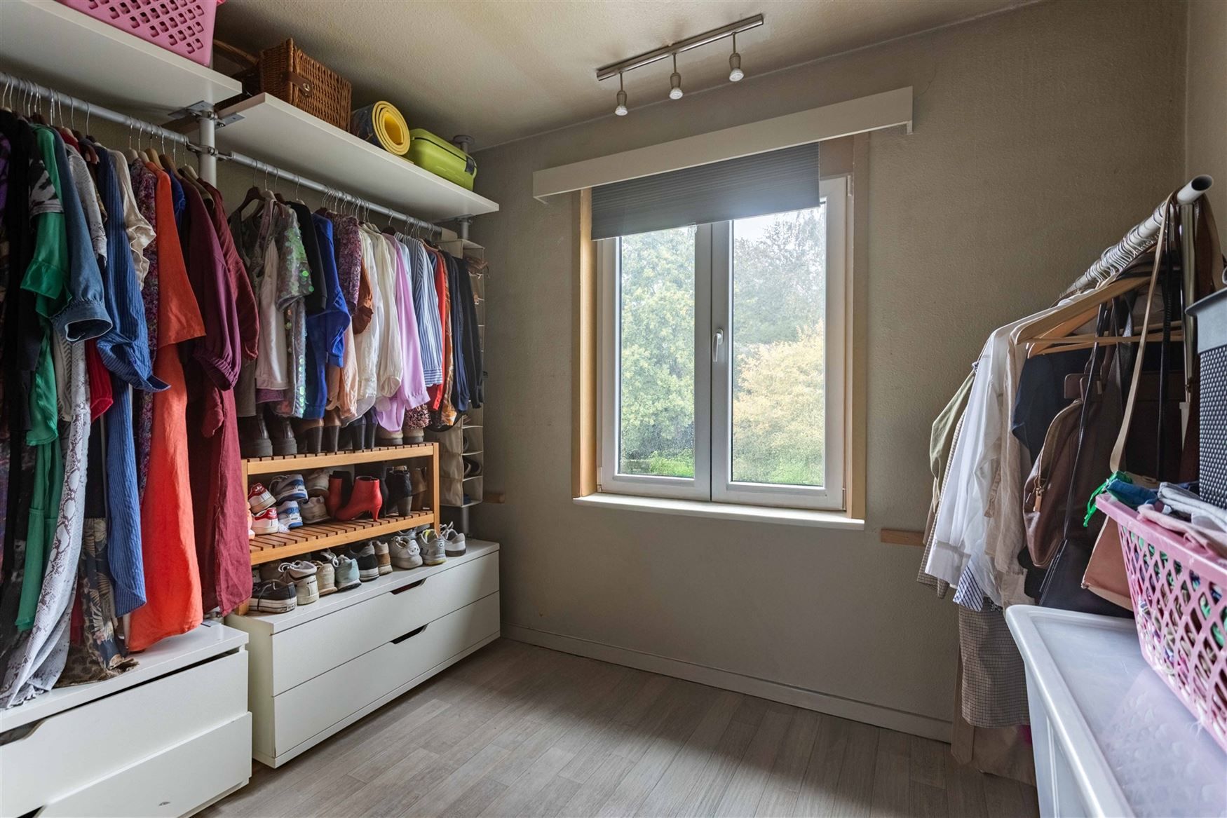 Charmante halfopen woning met tuin en garage te Drongen. foto 12