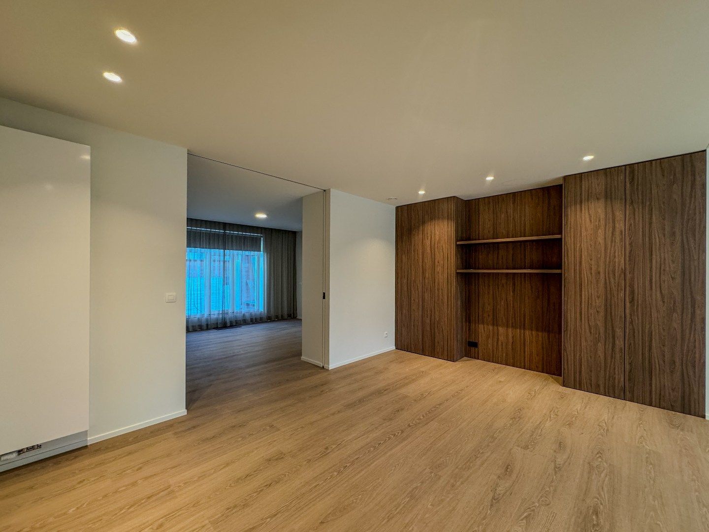 Ruim appartement met 2 slaapkamers en terras in het centrum. foto 2