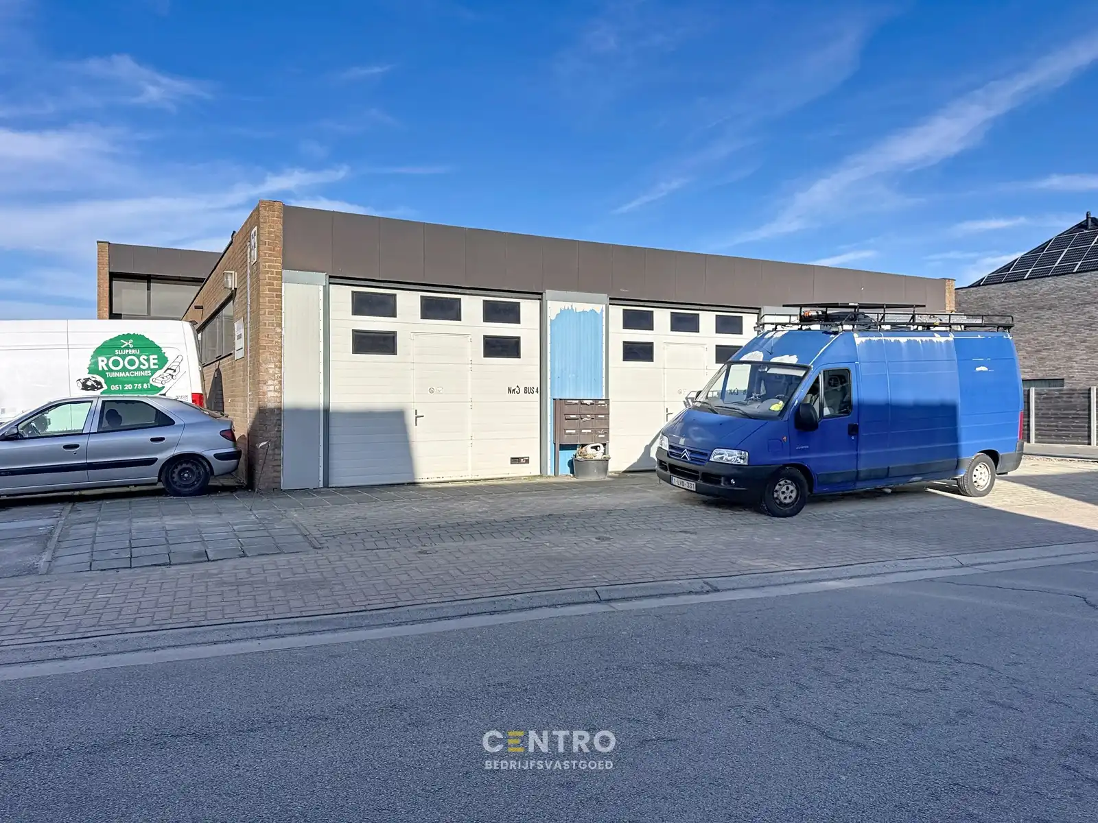 Goed gelegen OPSLAGRUIMTE/WERKPLAATS (ca.75 m²)  te RUMBEKE. foto {{pictureIndex}}