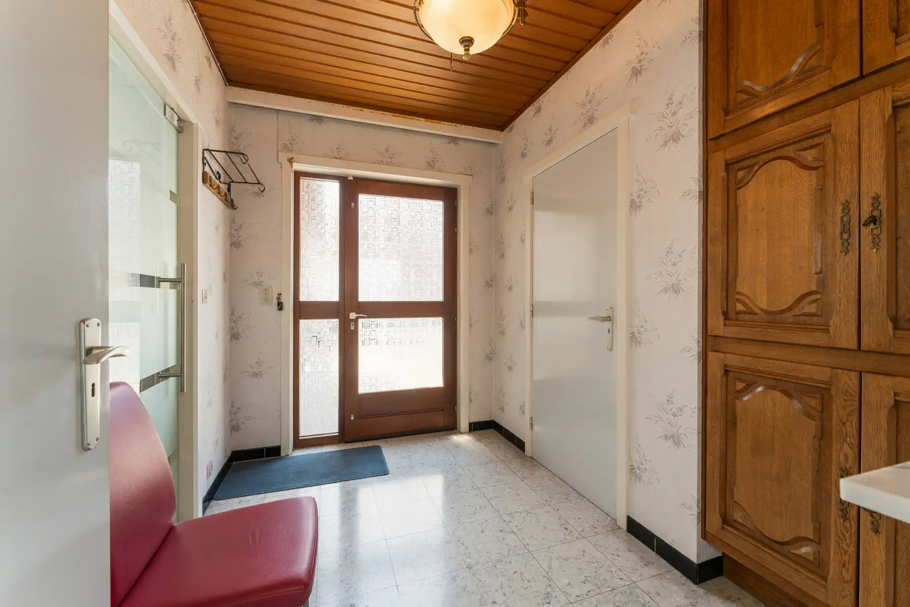 Ruime woning met loods foto 12