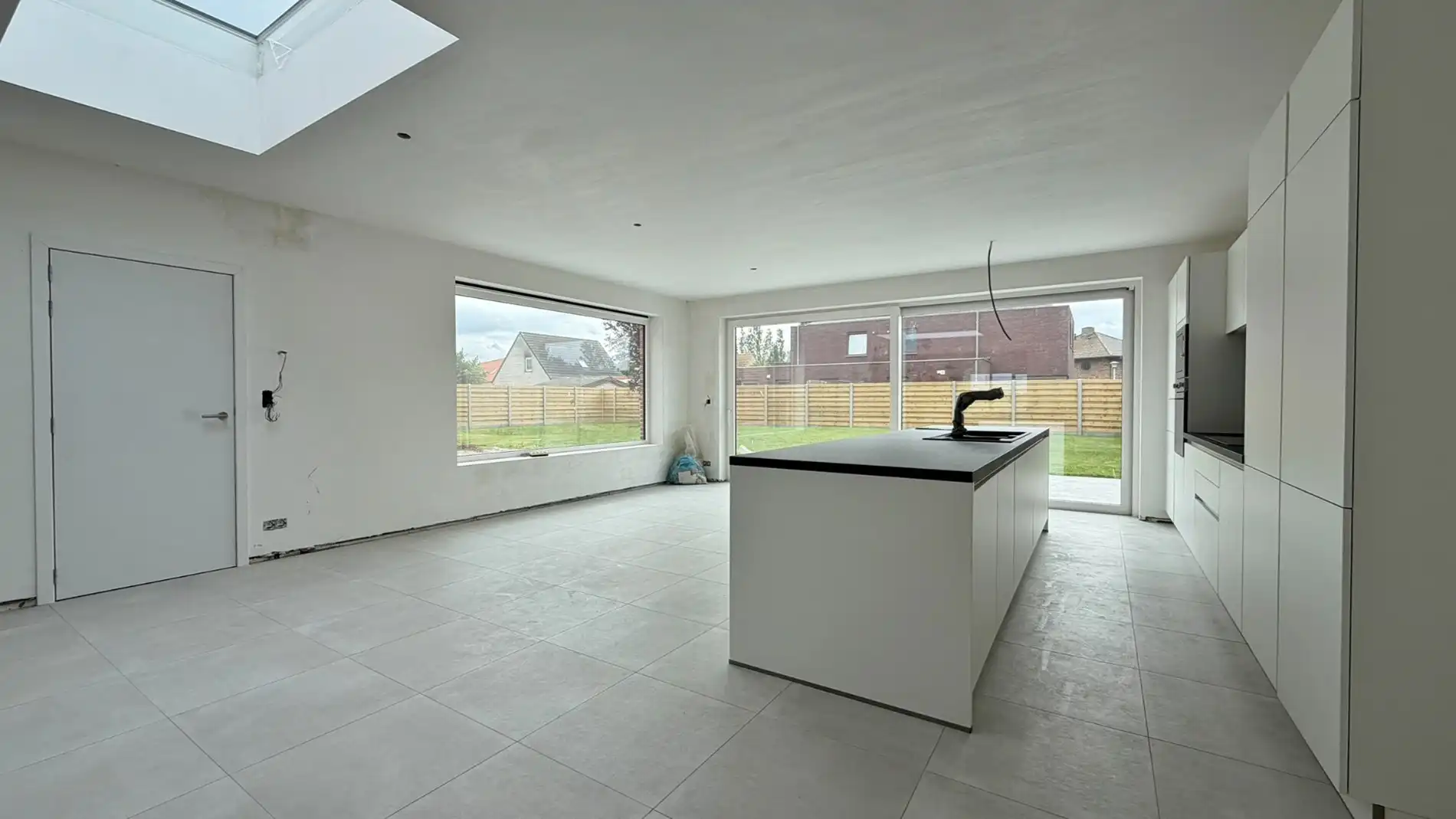 Zeer ruime nieuwbouwwoning in de dorpskern van Noordschote met grote garage en tuin.  foto 7