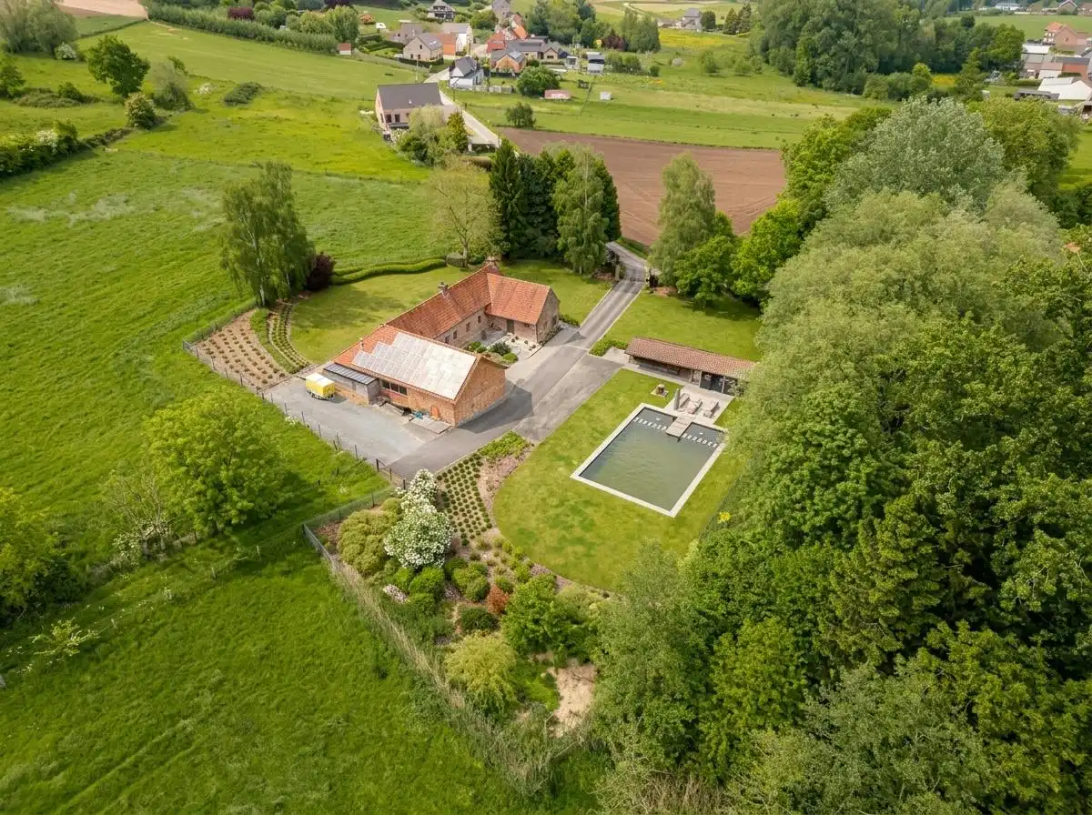 Charmante hoevewoning te koop te Brakel foto {{pictureIndex}}