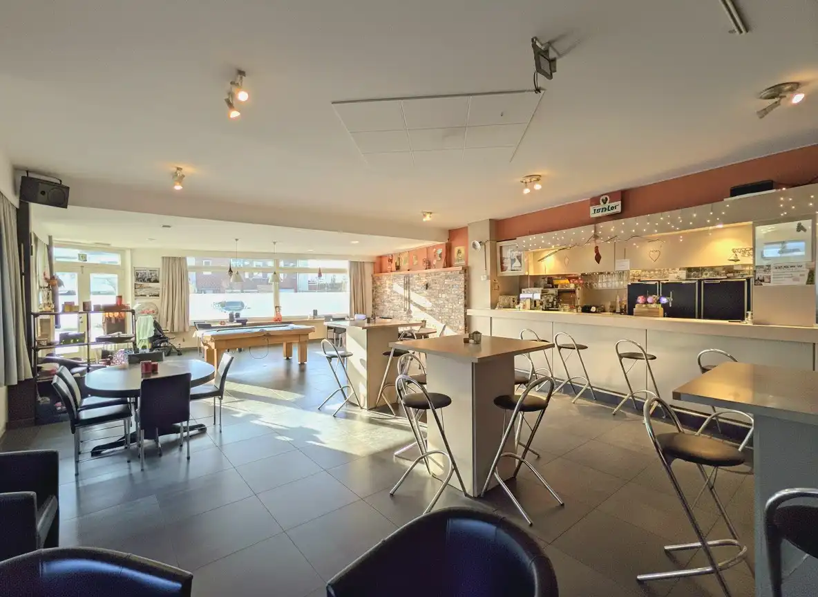 GEZELLIG CAFE MET RUIME WOONST TE HUUR OP TOPLOCATIE IN PITTEM foto 2