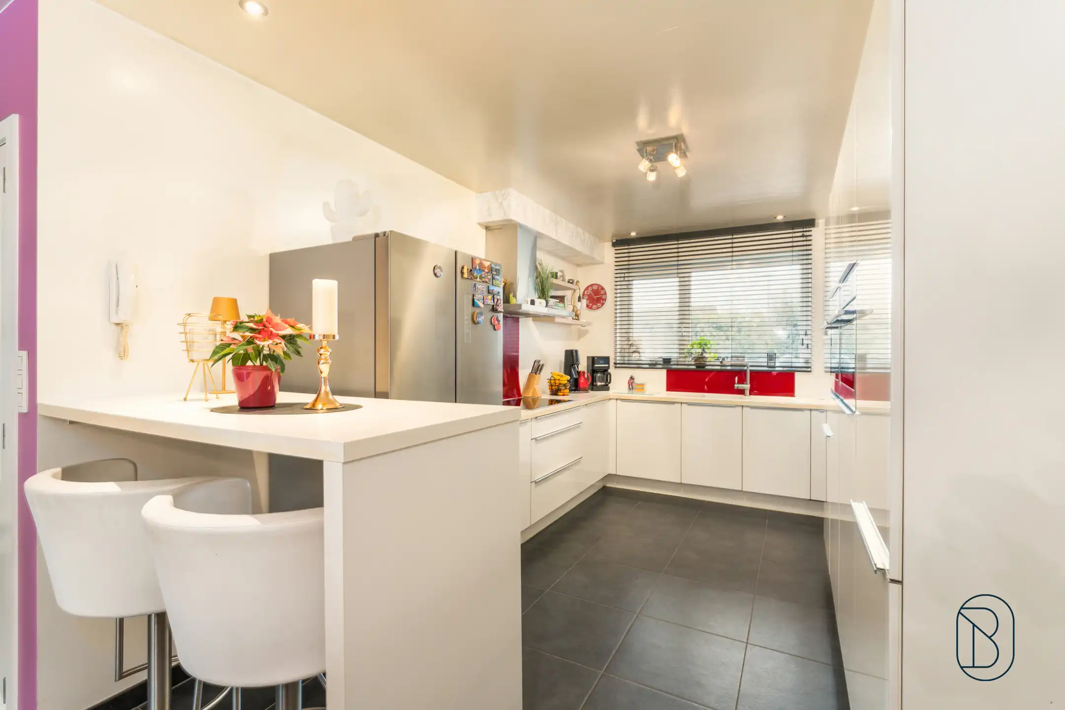 Instapklare woning met 4+ kamers, tuin, oprit en garage foto 9